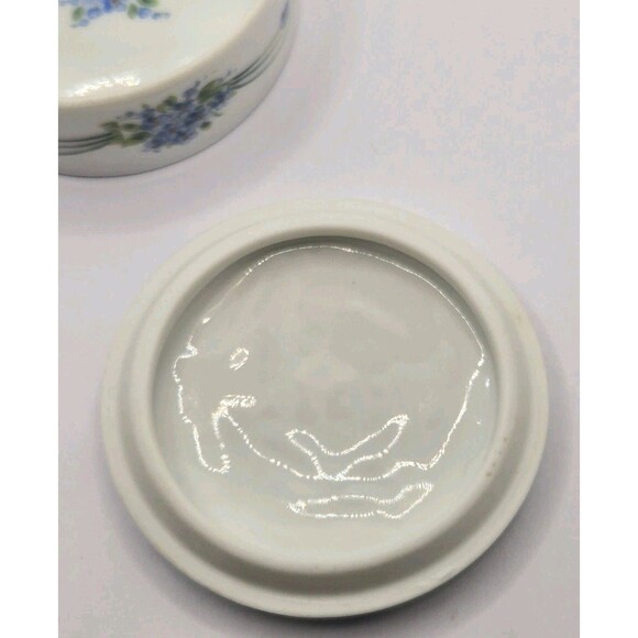 German Forget-me-Nots Blue and White Porcelain Trinket Box - Picture 7 of 12